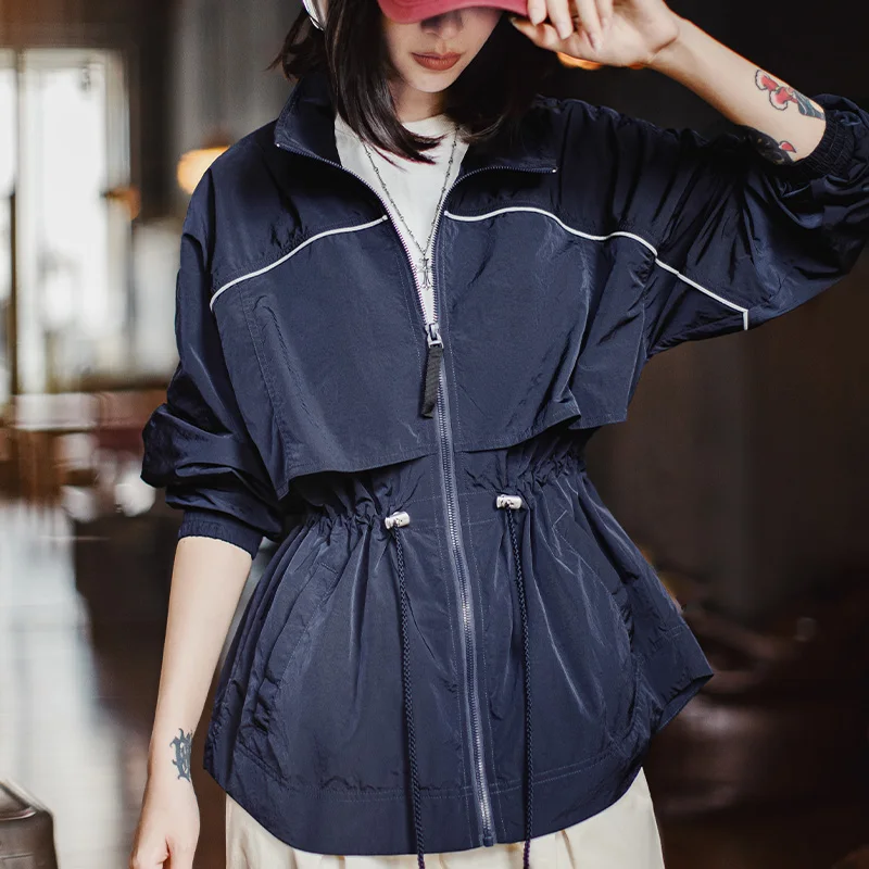 Damska lekka kurtka wiatrówka Maden z krótkim kołnierzem stójką, granatowa parka z kontrastowymi elementami i regulacją w talii, idealna na wiosnę i jesień.