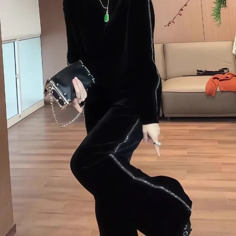 

Женский комплект из черного бархатного топа с длинными рукавами и широких брюк с блестящими элементами