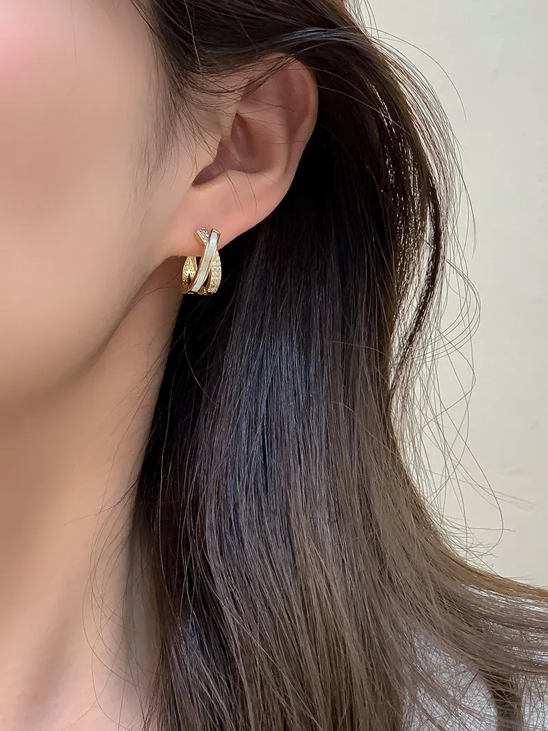 Luxuriöser Muschel-Zirkon-Kreuz-Ohrclip in Goldfarbe für 2026 – Neuer Modeschmuck für Hochzeiten und Partys, Damen-Ohrring-Accessoire – Detail 9