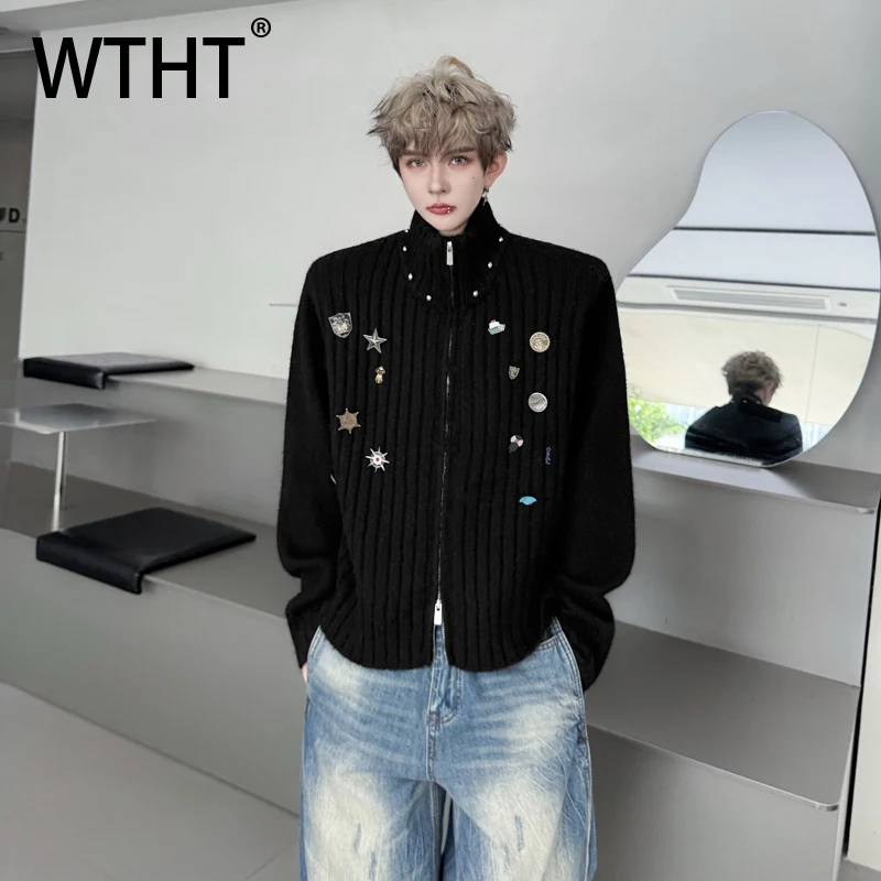 

WTHT Fashion Men's Texture Spliced Metal Design Solid Color Sweater Trendy 2025 Autumn Knit Stand Collar Coats Male 2A2074