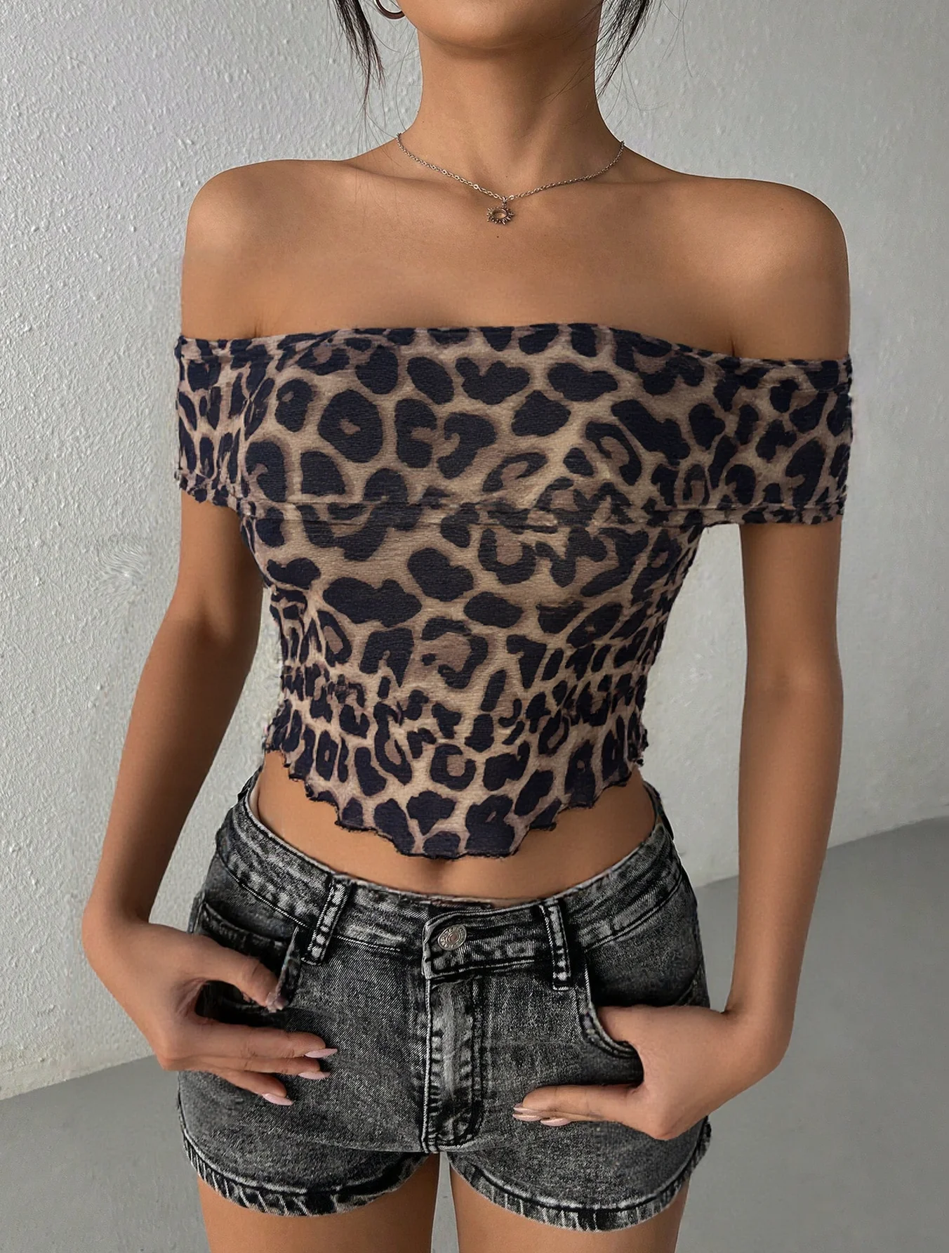 Women's Random Leopard Print Sexy Slim Fit off Shoulder Short Top, Fashionable Casual Wear, Stylish Ladies' Clothing