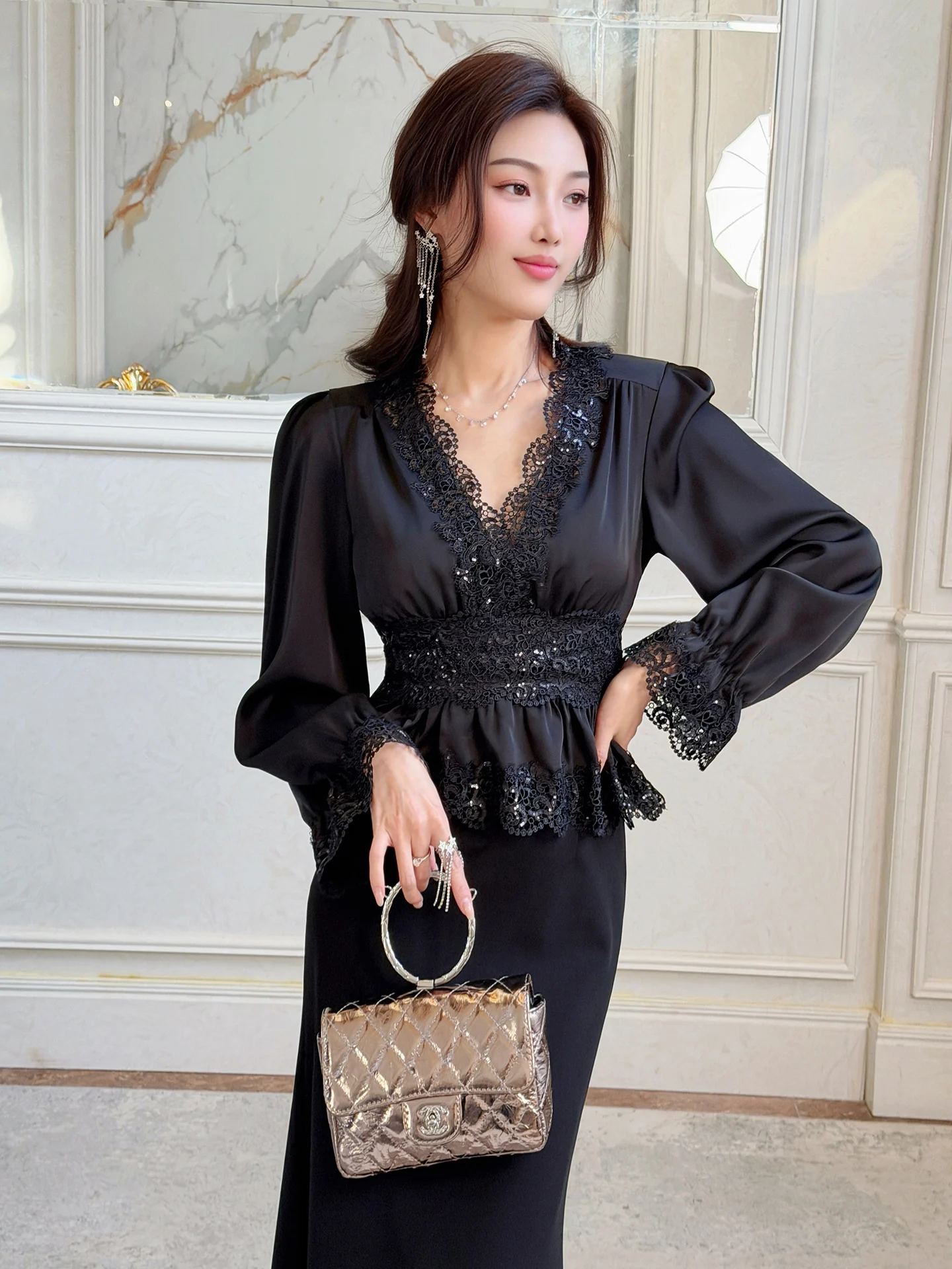 

Женский модный топ Miss Fly Spring 2026: корейский стиль, вышивка, кружево, V-образный вырез, рукава-колокол, ажурные длинные рукава