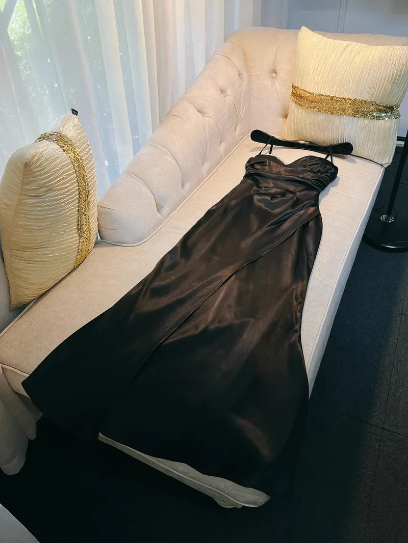 Ele Bla off-shoulder jurk met diamantdetails, taille-kalkende plooien, hoge taille, zijdesatijn, lange jurk voor de herfst