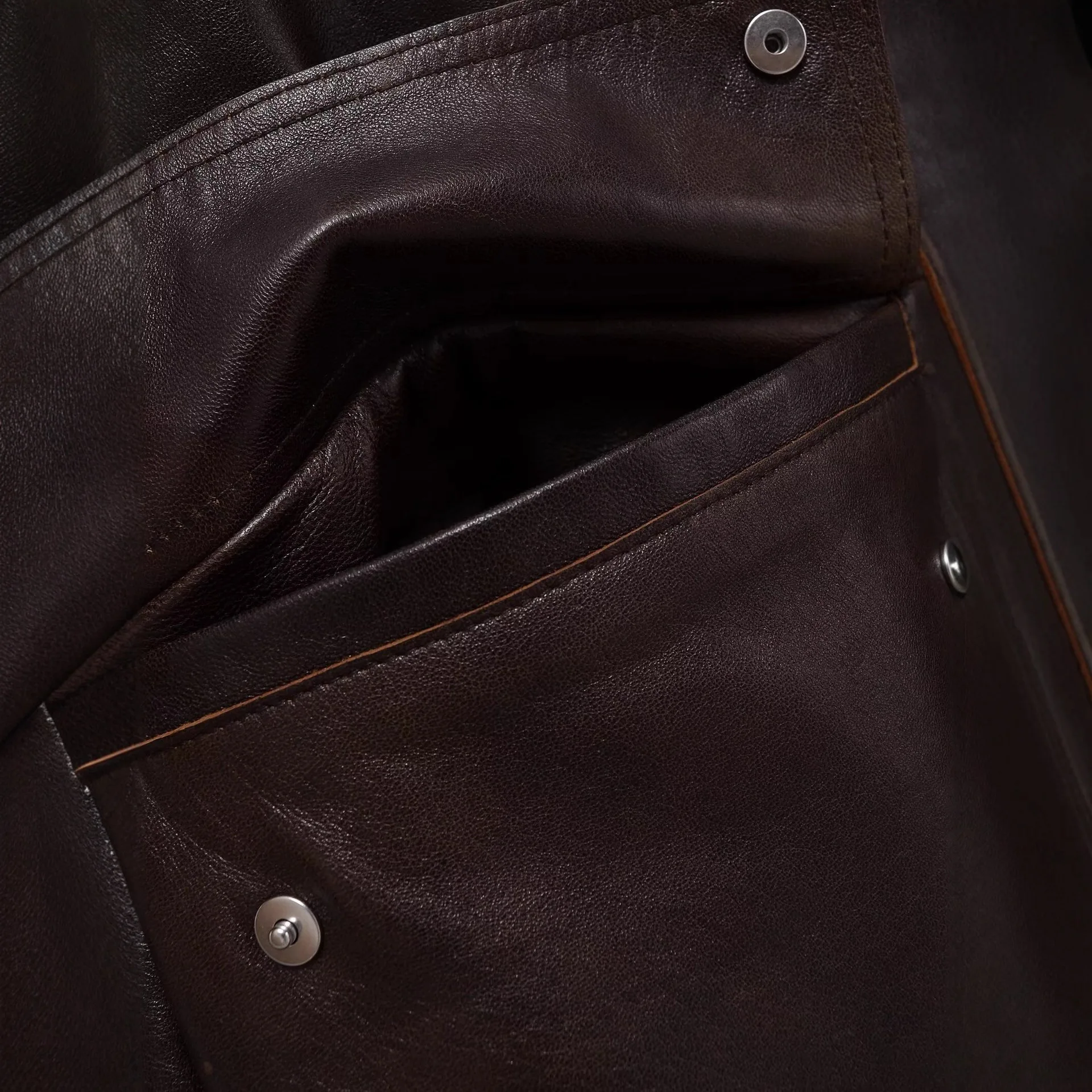 เสื้อแจ็คเก็ตหนังผู้หญิง KIDCRKJ สไตล์วินเทจ สีน้ำตาล ปกเสื้อแบบลาペル กระเป๋าใหญ่ เสื้อโค้ทผู้หญิง สไตล์อินสตาแกรม เสื้อคลุมผู้หญิงทันสมัย