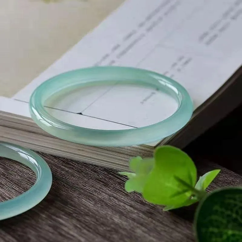 

Браслет из агата-халцедона небесно-голубого цвета, тонкий, нефритовый, ювелирное изделие