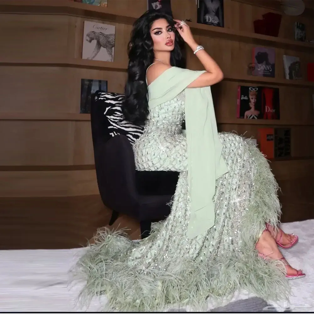 カスタマイズされたミントグリーンのイブニングドレススカーフスパゲッティストラップスパンコールマキシドレスフェザーマーメイドウェディングゲストドレス