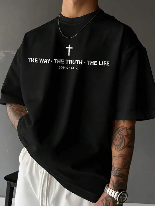 Camiseta Oversize Negra para Hombre Manfinity Homme, Estilo Urbano de Verano, con Estampado Gráfico de Cruz Blanca y Letras con Eslogan, Diseño Inspirador con Cita de Fe, Cuello Redondo