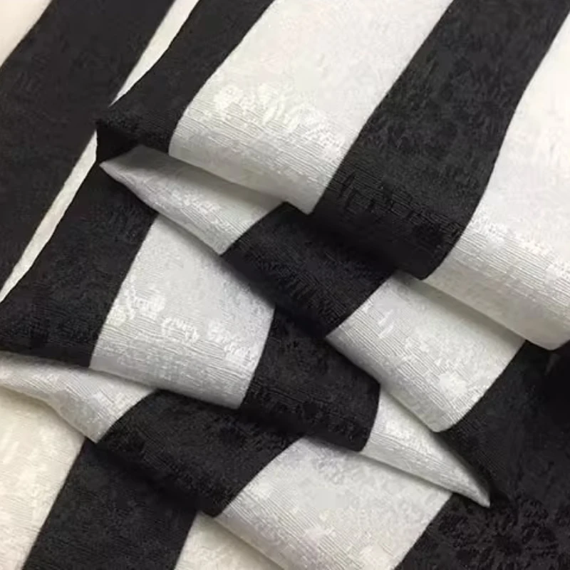 Tessuto per abiti versatile jacquard in fibra di poliestere Tessuto classico alla moda fai-da-te resistente alle rughe con silhouette a strisce bianche e nere