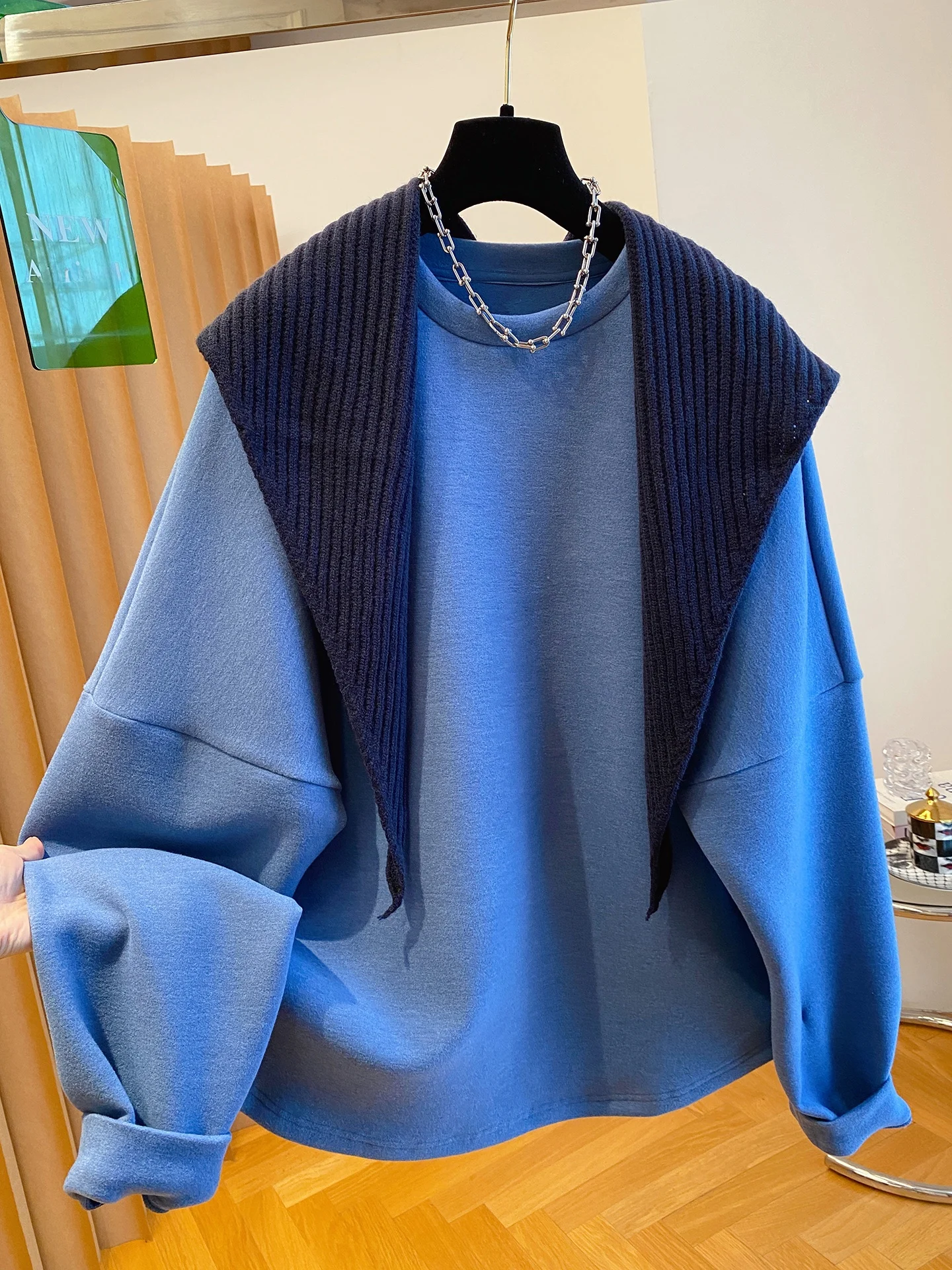 Luźna bluza damska plus size w kolorze niebieskim, jesienna moda, z odkrytymi ramionami, w stylu lazy, z efektem brązowania, wersja koreańska.