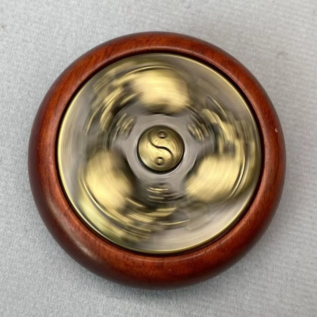 Copper to money to make money, hand-to-hand pieces turn the world around, antique ornaments rotate and play, cultural games, cre
