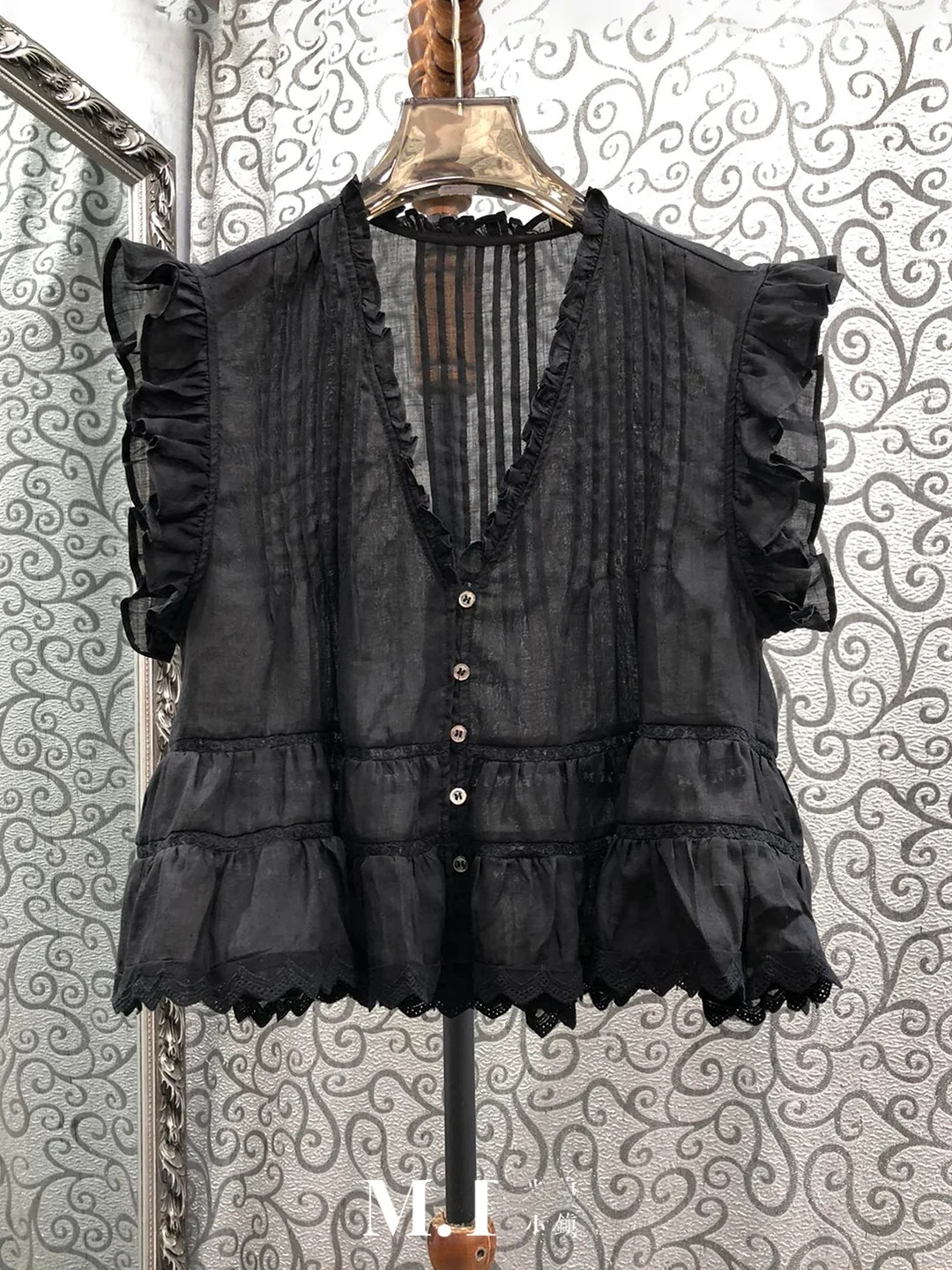 

Milan Small Town Southern Oil Высокая версия Европейский Sle Температурный V-образный вырез Плиссированный кружевной топ на пуговицах Све Wave Top E25