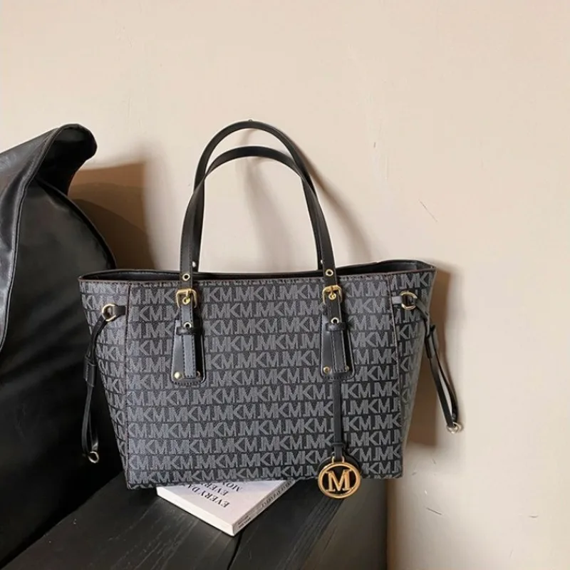 

Stylish Timeless Tote Bag Office Commuting Business Trip 2025 New Model Exquisite Sleek Sophisticated Elegant Practical