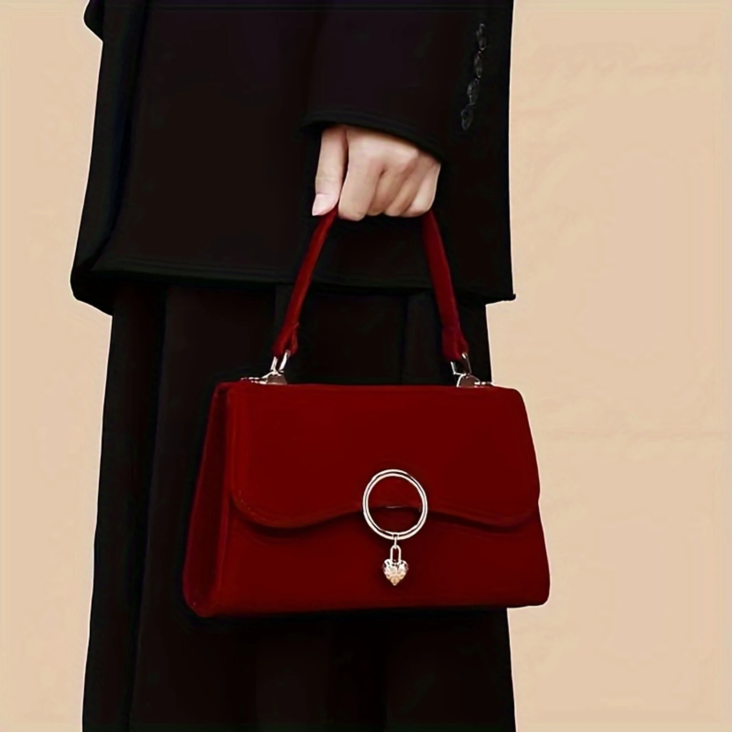 Bolso de mano nupcial de terciopelo rojo con anillo de metal, colgante - Elegante bolso de hombro tipo bandolera - Accesorio de matrimonio de terciopelo elegante