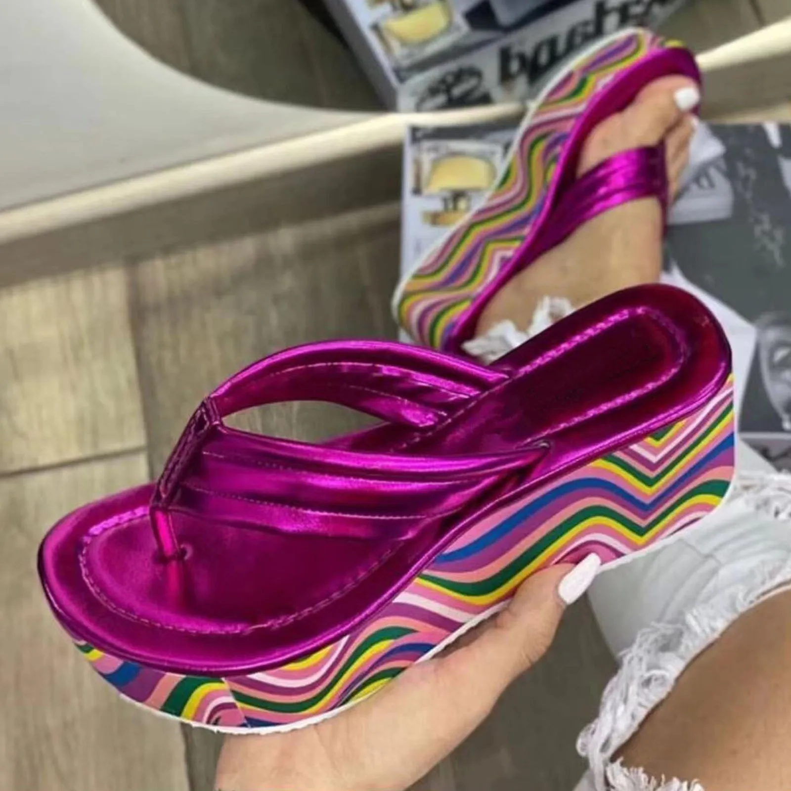 المرأة الوجه يتخبط حجم 9 واسعة شعبية جديدة كبيرة اللون سميكة القاع متعرجة النعال المنحدر الكعوب نعال شاطئ الوجه بالتخبط