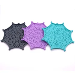 Silicone pet mat, non-slip dog licking mat, pet food utensils anti-choking slow eating mat with suction cup; 21CM; 110G