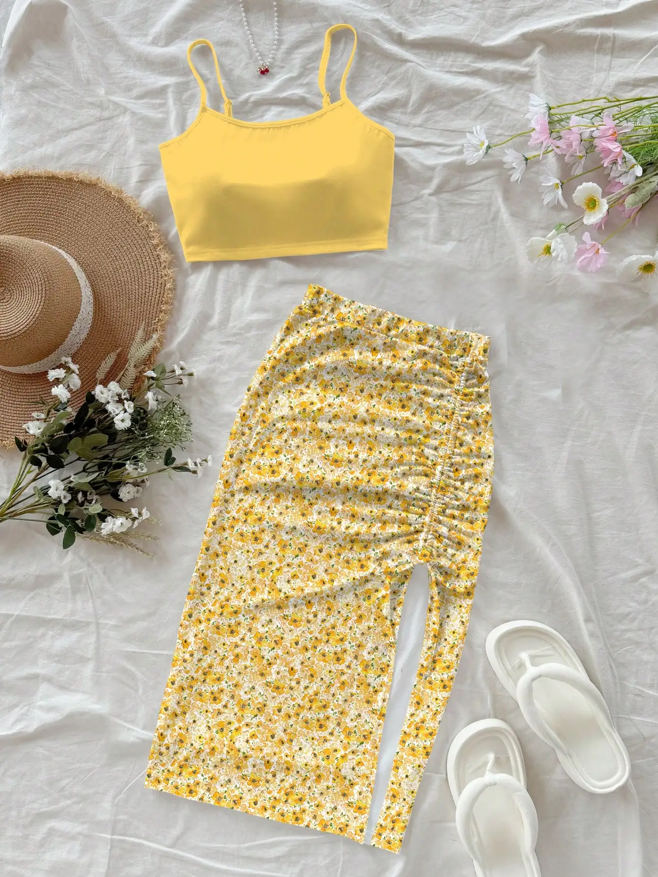

Желтый топ-камизоль и юбка с цветочным принтом — готовый комплект из двух предметов для отпуска