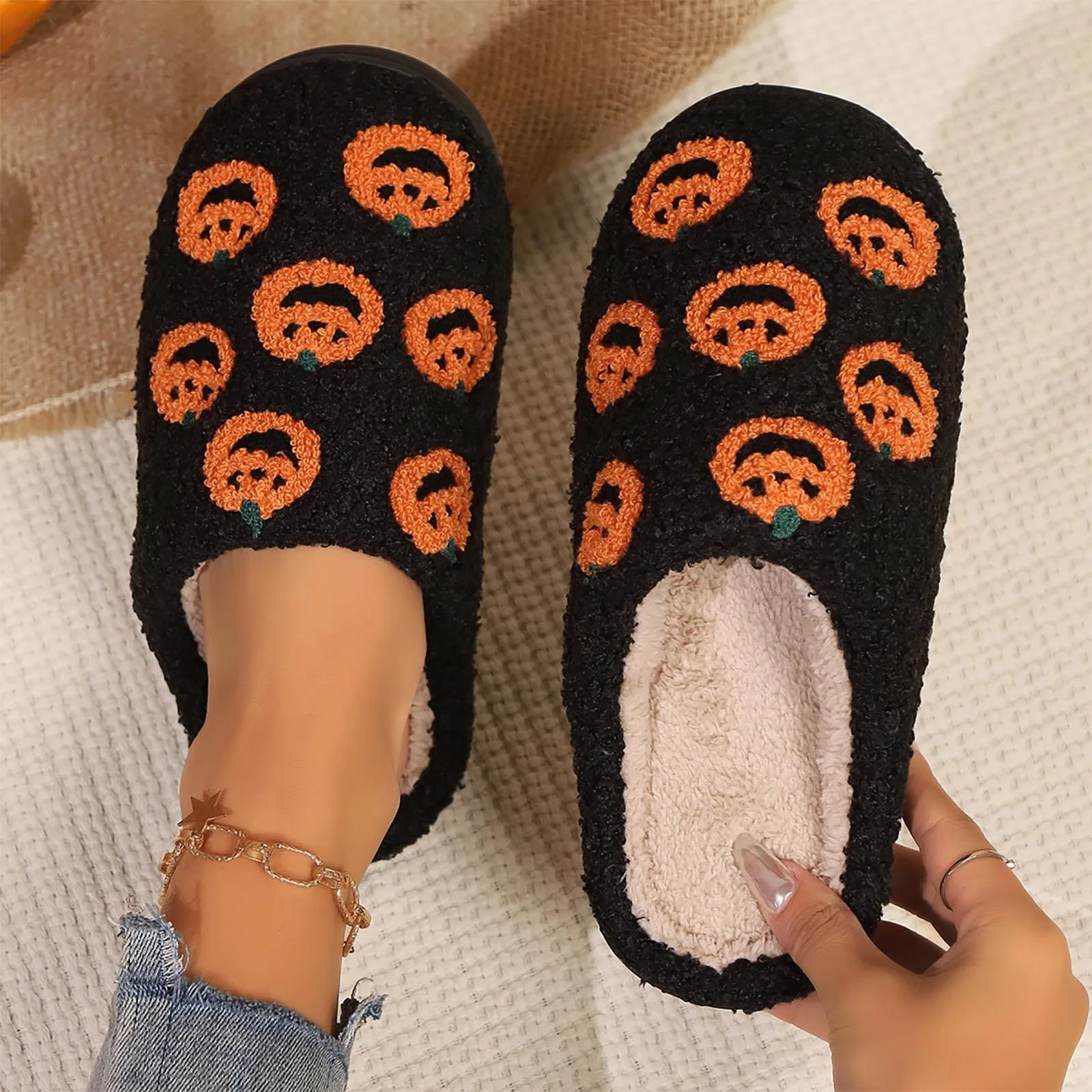 

Warm Cotton Slippers Plush Anti Slip Resistant Couple Slippers Halloween Pumpkin Slippers Women Men Finger Embroidery Spiders