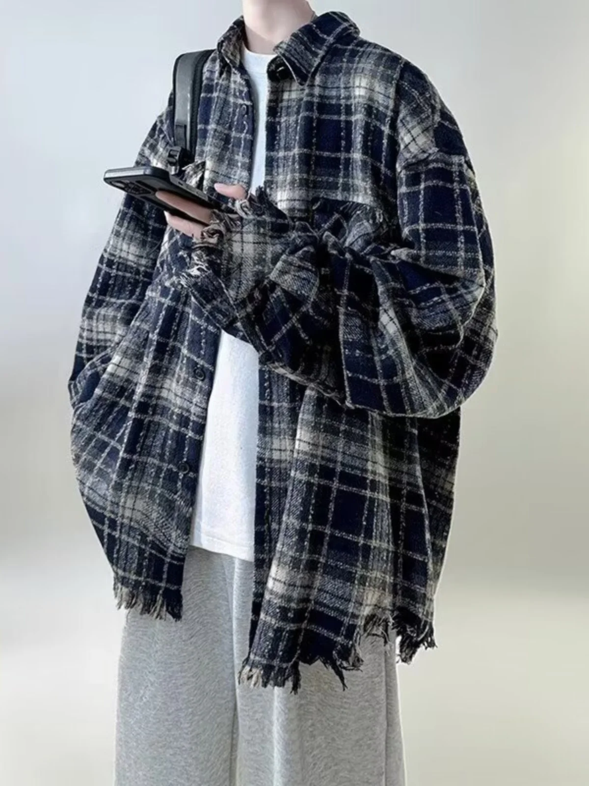 

Мужское синее клетчатое пальто в стиле ретро, весна 2024, свободный дизайн, потертое пальто с кисточками, повседневное длинное пальто с откидным воротником-свеком, осенняя одежда