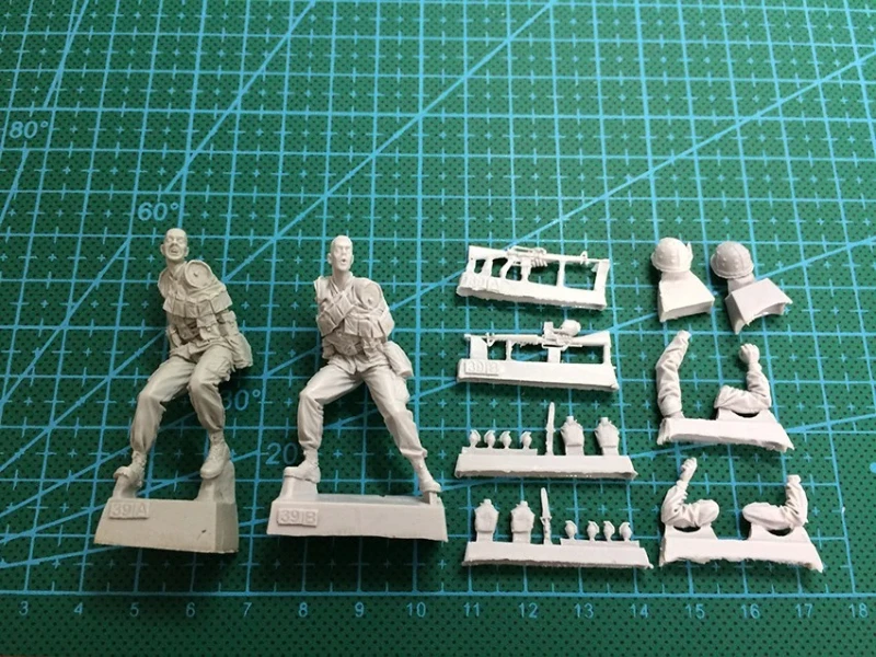 1/35 Scale Diecast Resin Figure Model Kit US Marine Corps Member 2 Figures Unassembled and Unpainted