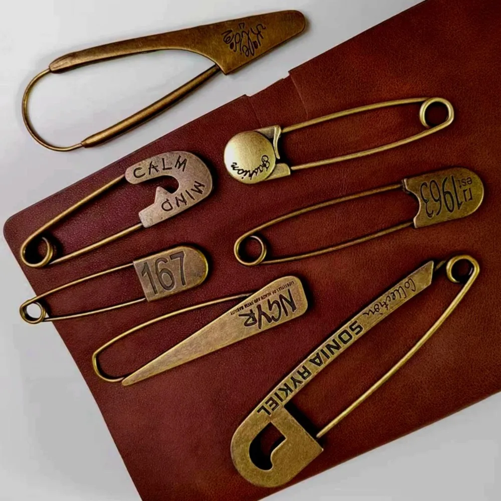 

Retro Antique Bronze Sweater Pins Shawl Large Brooch with LOGO Letter Large Pin Single DIY Cloth Decorative Accessories Couture