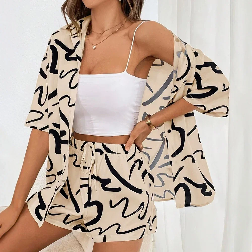 Set per le vacanze estive con stampa completa Colletto della camicia Top a maniche corte Pantaloncini a trapezio Set casual per le donne