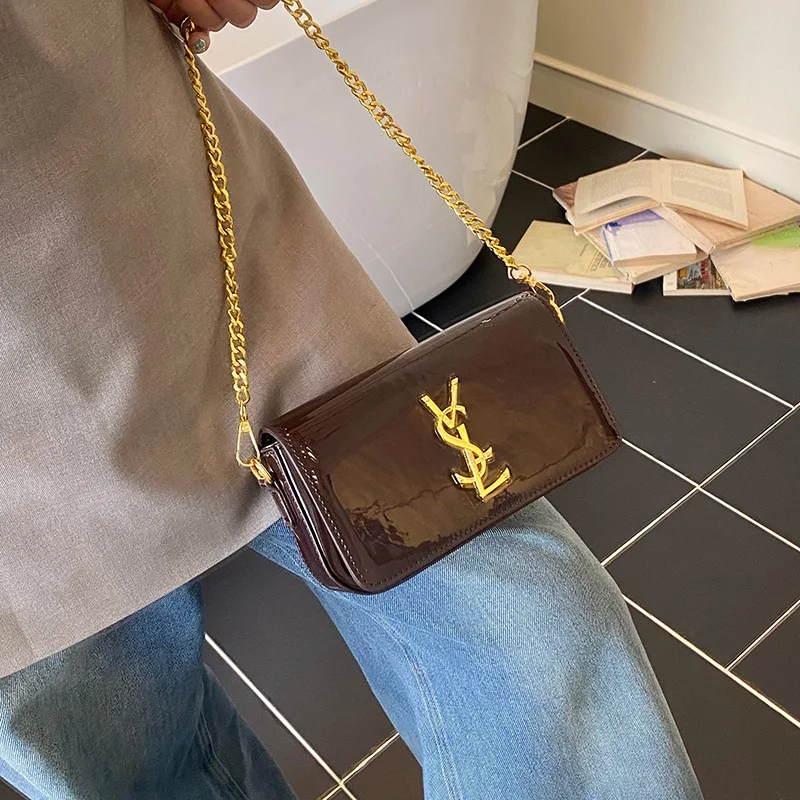 

Фактурная сумка с уникальной текстурой, структурированная квадратная модель с клапаном, трансформируемый ремень через плечо, сдержанная элегантность, новый образ 2026 года