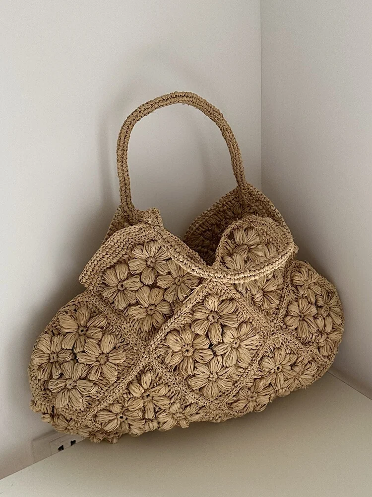

New French Handmade Lafite Grass Hollowed Out Woven Flower Petal Pattern Portable Women's Bag Seaside Vacation Fashion Bag Trend