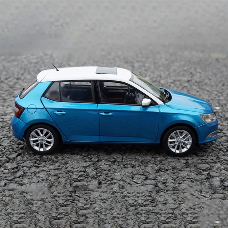 

Diecast Alloy 1/18 Scale 2016 Shanghai NEW Fabia Car Model Adult Classic Collection Static Display Boy Toy