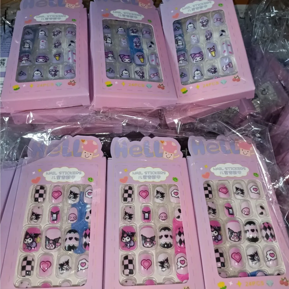 24 ชิ้นเด็กสั้น Hello Kitty กดบนเล็บปลอม Sanrio อุปกรณ์เสริม Y2K Kawaii การ์ตูนเล็บปลอมที่ถอดออกได้เล็บ Art