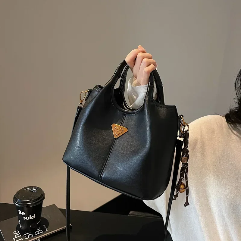

2025 Premium Fashion - Hot Korean Retro Shoulder Bucket, All-match Crossbody/Handheld Bag