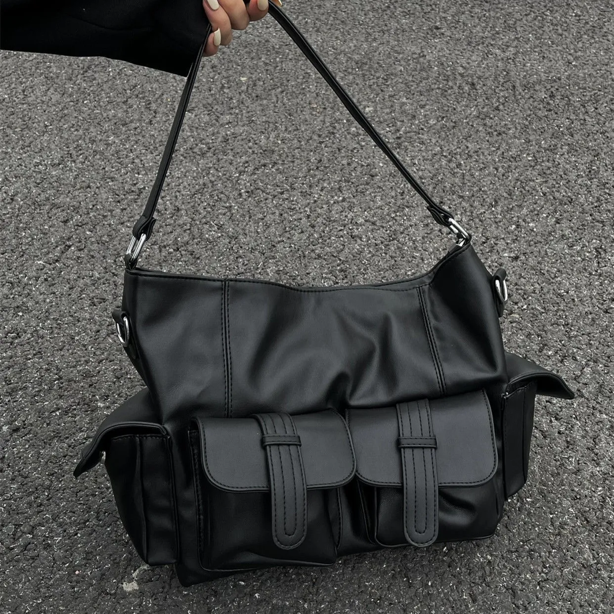 

2023 New Niche Design Locomotive Style Black Large Capacity Tote Shoulder Simple Neutral Dark Diagonal Bag Soft Female Purse