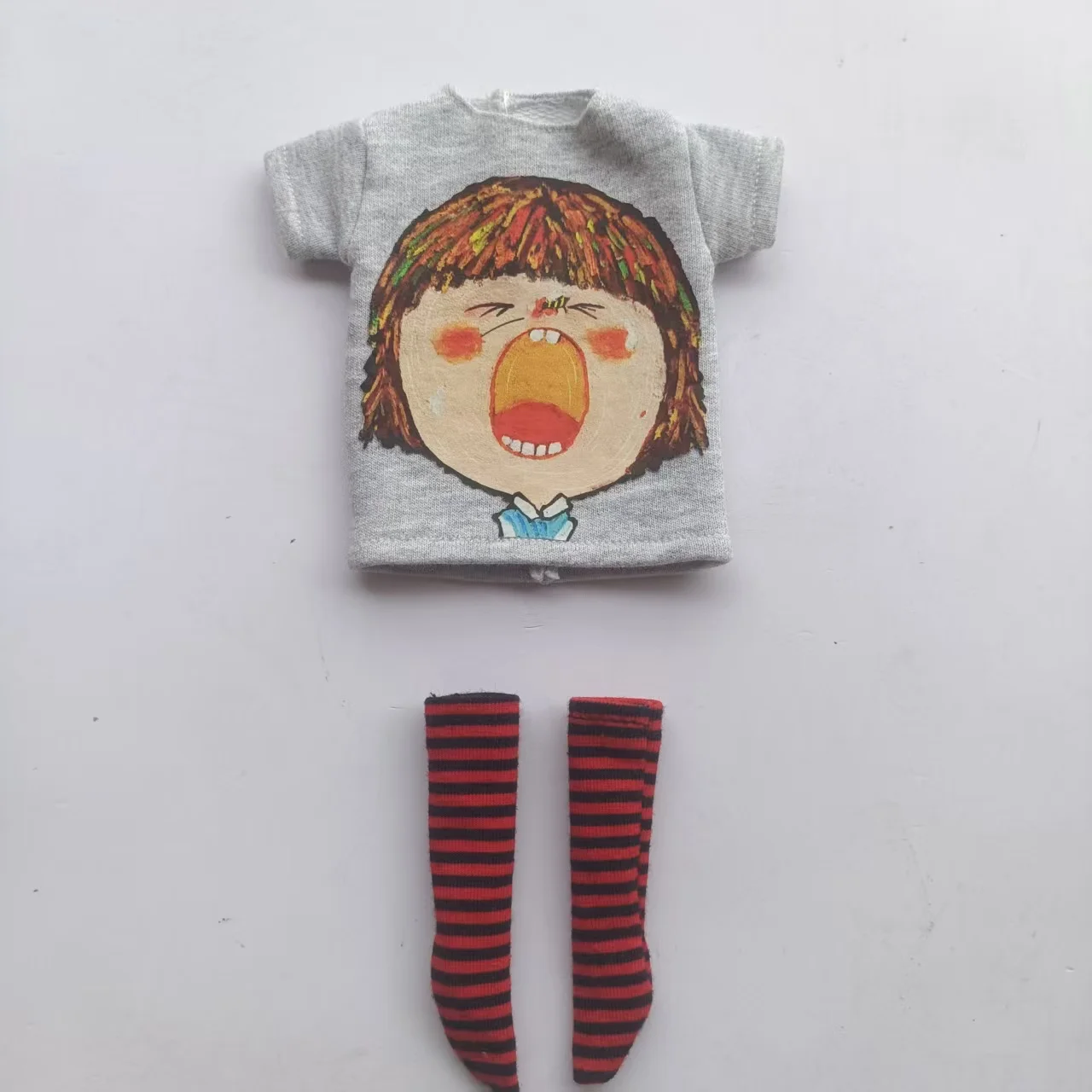 Handgefertigte OB24 1/6 Puppenkleidung, Cartoon-Print Kurzarm-T-Shirt + gestreifte Socken, kann als Zubehör für 1/6 Puppen verwendet werden. – Detail 29