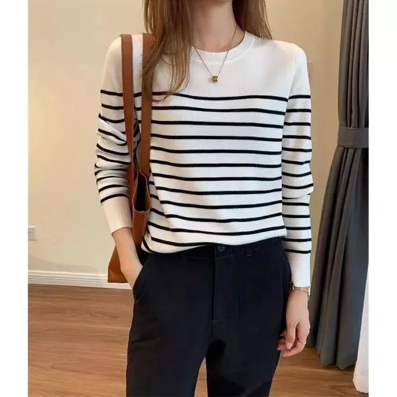 Autumn 2024 New Women's Black and White Striped Knitted Base Shirt Loose Sweater Women's Slim-fit Long-sleeved T-shirt Top