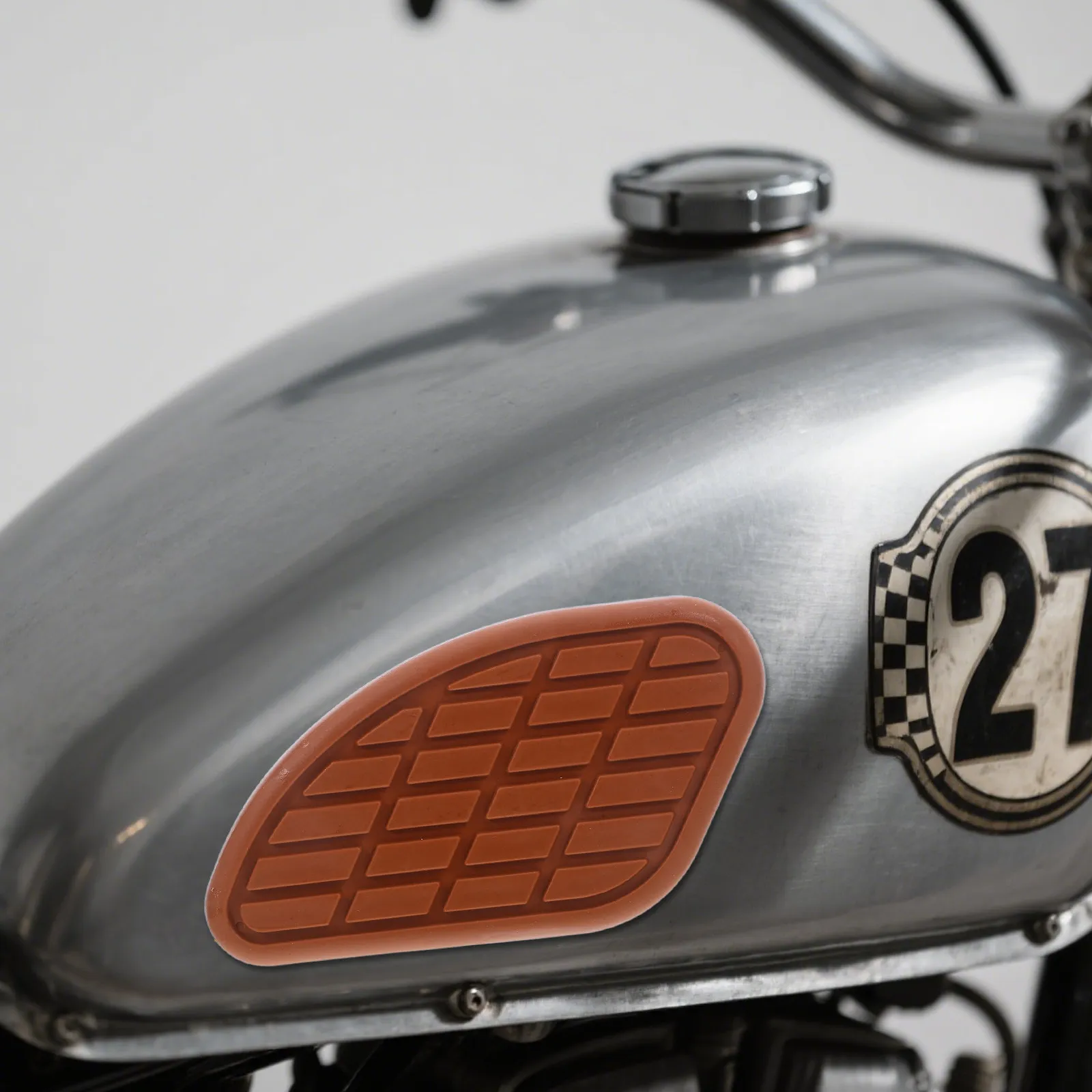 2Pcs Retro Motorcycle Gas Tank Stickers Rubber Side Pads Anti-Uv Weatherproof Fuel Tank Protector Decals Car Gas Cap Sticker