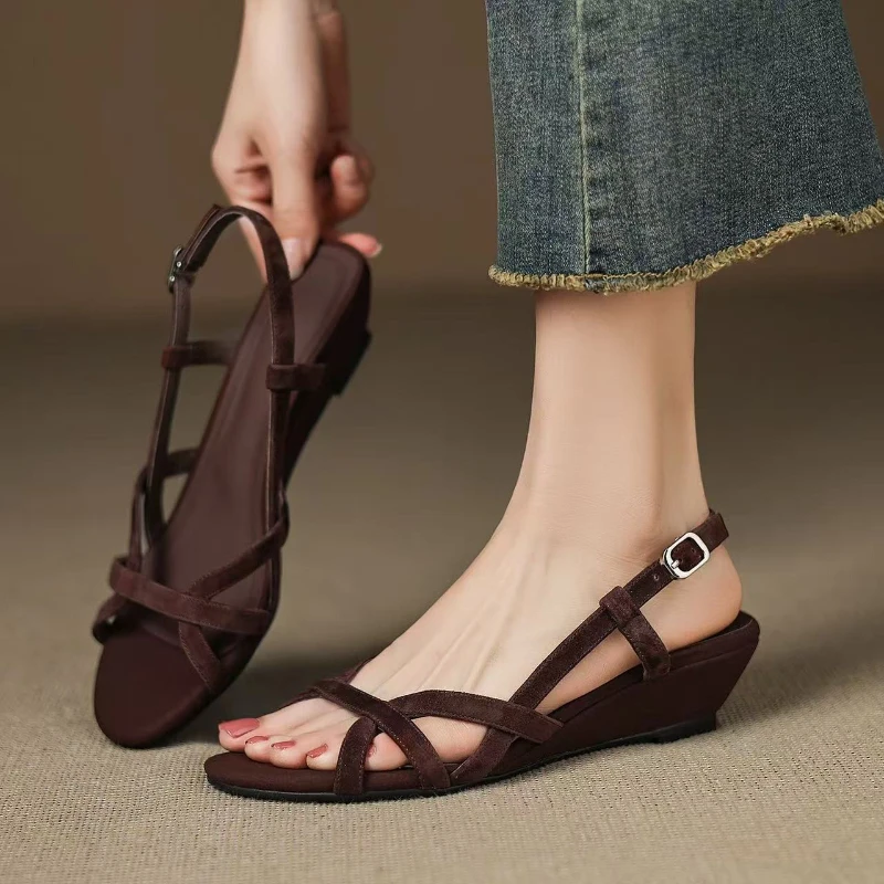 

Высококачественные коричневые сандалии на танкетке из искусственной замши, женские модные дизайнерские туфли с круглым носком и пряжкой сзади, элегантные римские сандалии с открытым носком