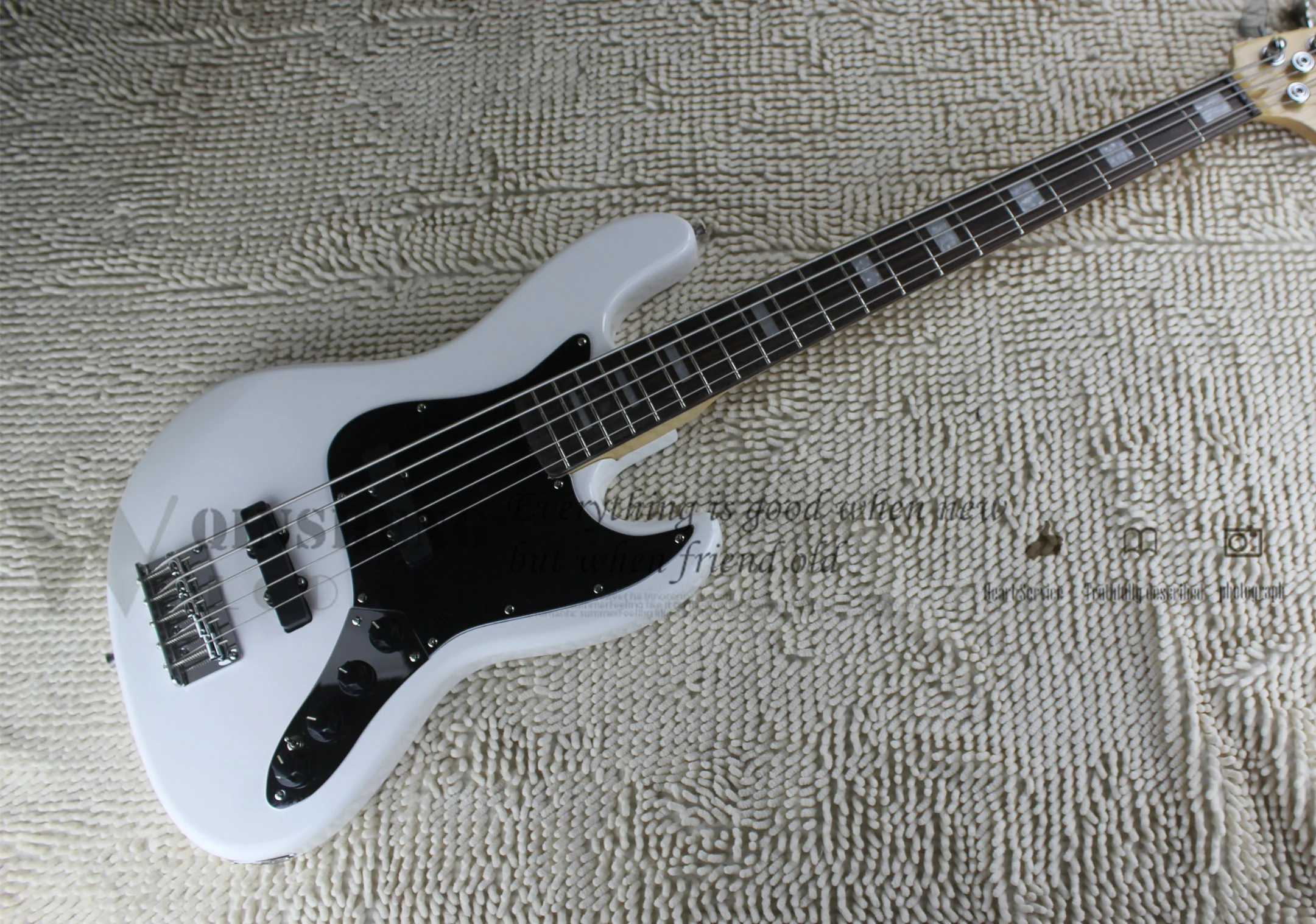 

5 Strings Bass Guitar JB Bass White Body Maple Neck Chrome Bridge Black pickguard active battery case