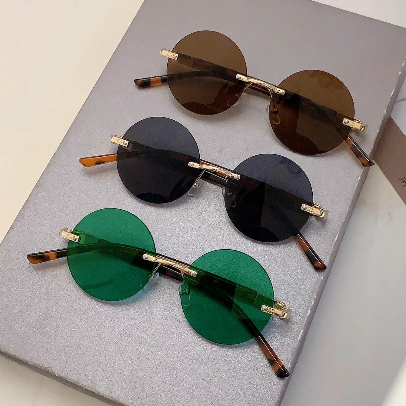 KAMMPT Stylish Leopard Design Black Shades Women Retro Metal Round Decor Sunglasses Fashion Brand Beach Sun Glasses for Ladies