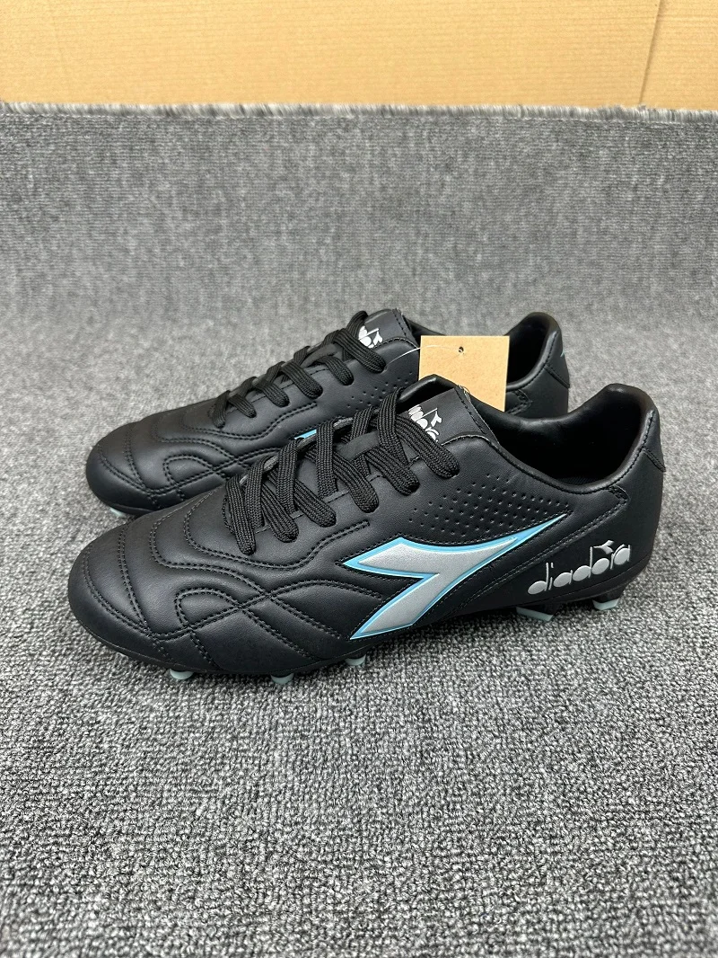 

Новые детские футбольные бутсы. Легкие и удобные, специально для футбольной практики. Повседневные футбольные кроссовки.