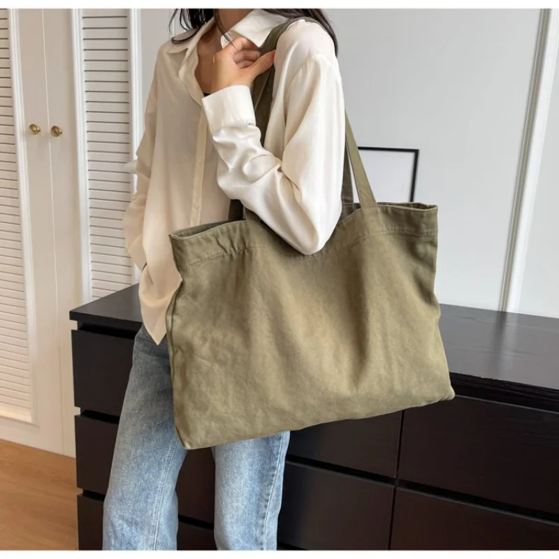 

Chic Saddle Bag In Curved Leather Design With Adjustable Strap For Trendy Modern Appearance