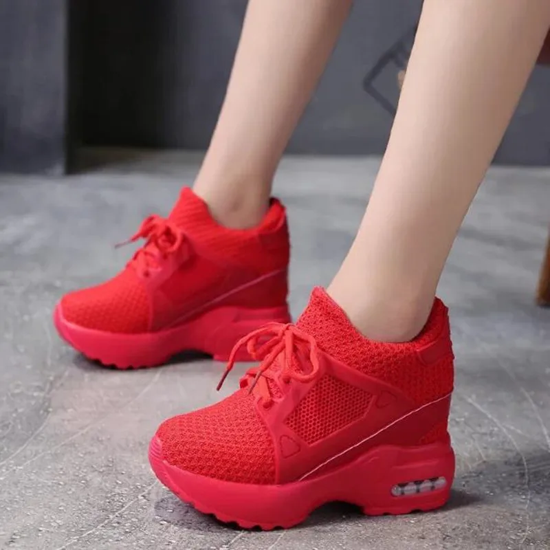 Sepatu kets Platform untuk wanita, sepatu Sneakers vulkanisir, sepatu kets jaring bersirkulasi merah untuk wanita, sepatu Wedges kasual