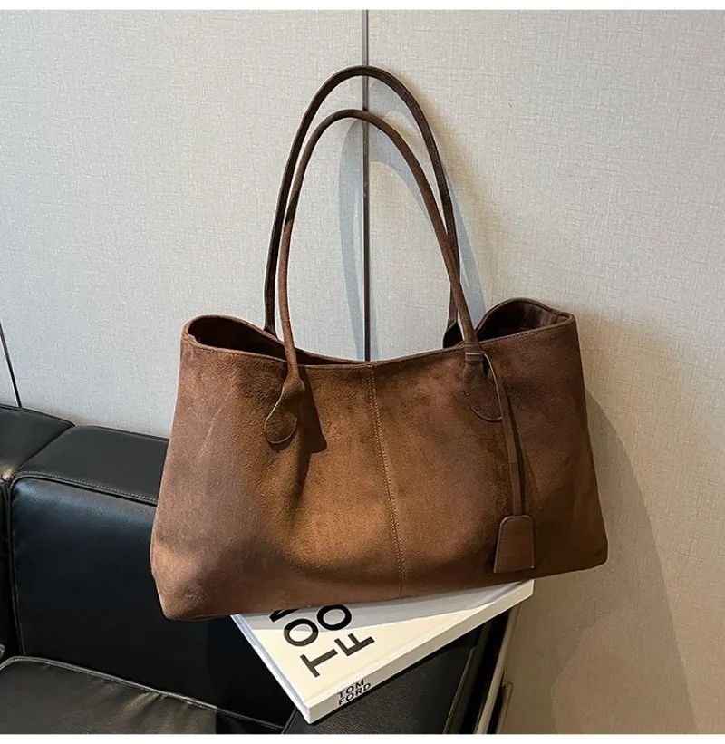 Damen-Schultertasche aus braunem Kunstwildleder, Lässiger Minimalistischer Stil für Tägliche Aufgaben, Wochenendausflüge & Alltägliche Arbeitshandtasche – Detail 13
