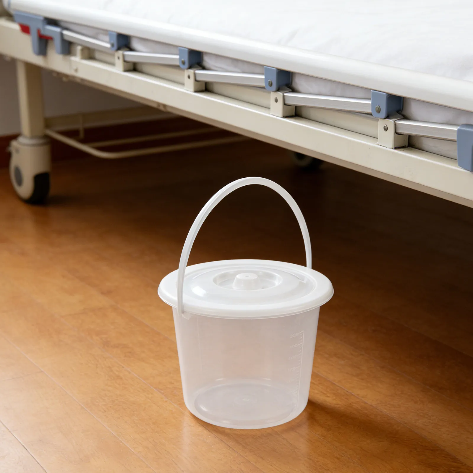 2Pcs Large Capacity Thickened Plastic Bedside Urinal Bottle with Lid Clear Graduated Urine Container Portable Spill Proof