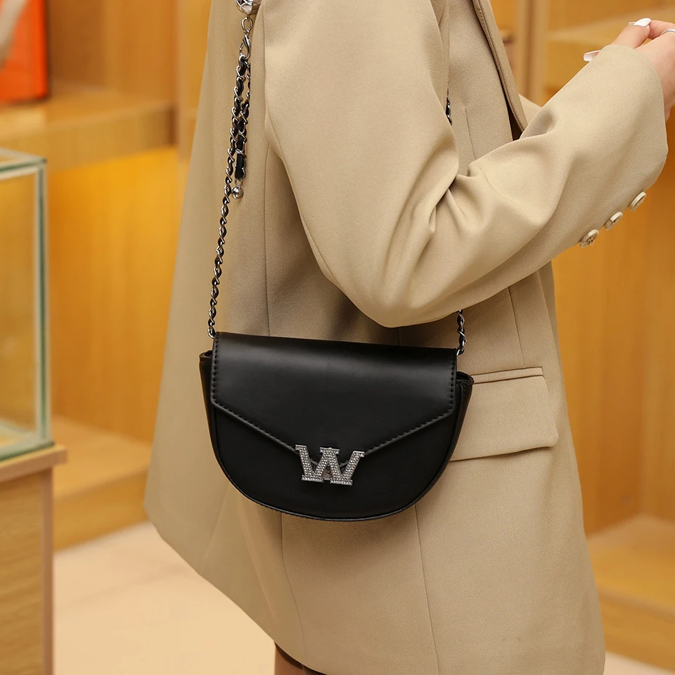 

Famous Designer Women's Shoulder Bag in Premium Leather - Elegant Messenger Bag Style for Fashionable Ladies