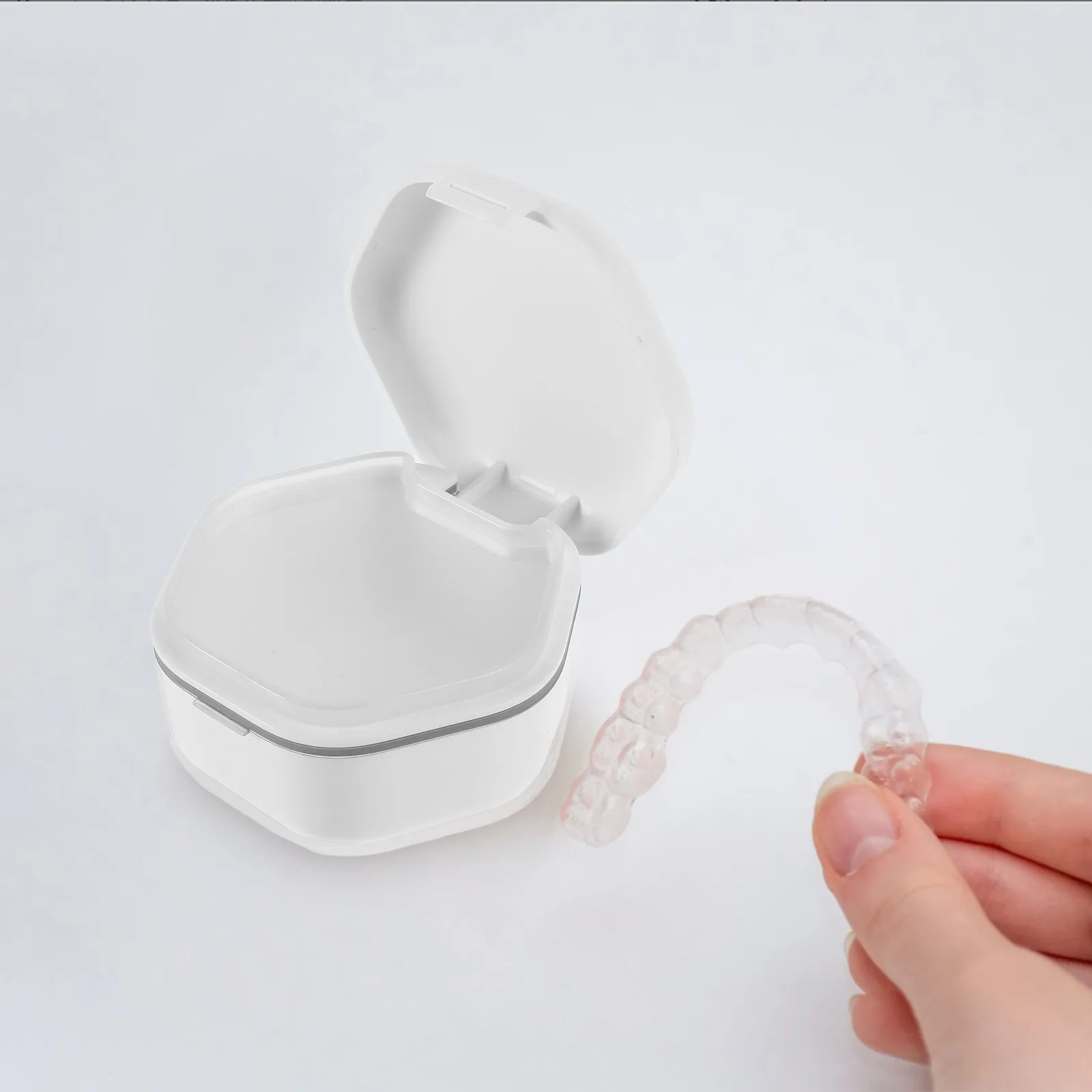 

Портативный пластиковый футляр для хранения невидимых элайнеров и ретейнеров, дорожный контейнер для замачивания и чистки зубных брекетов, защита для ортодонтических конструкций