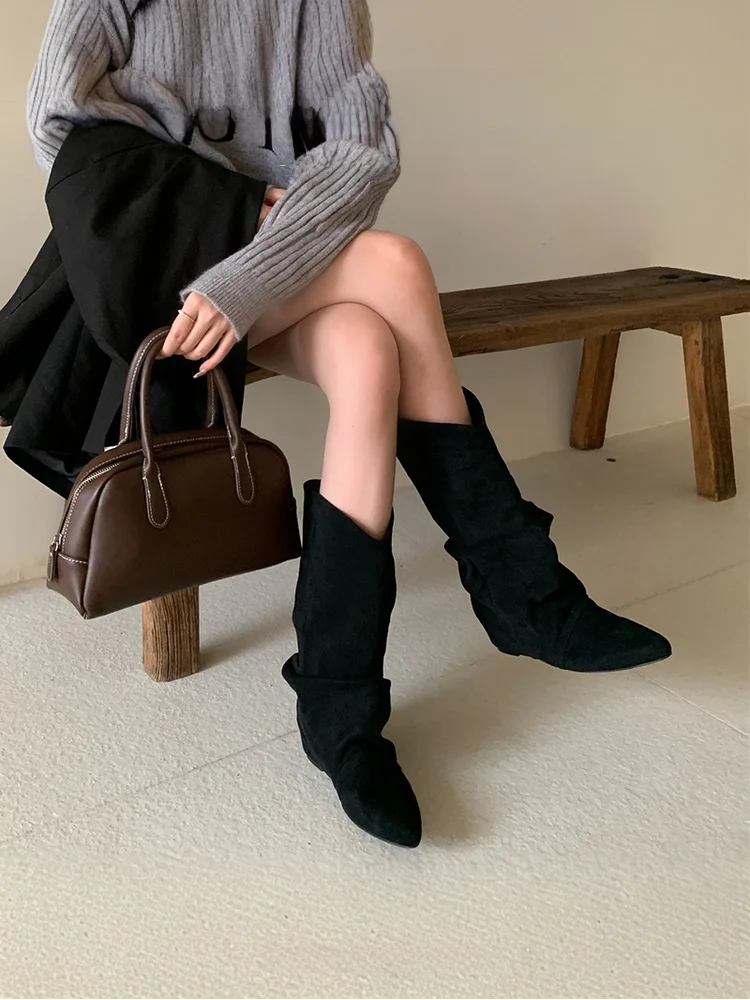 

Женские плиссированные ботинки до середины икры в стиле вестерн, осень-зима, ковбойские ботинки с высоким берцем и острым носком, бархатный материал, увеличивающие H...