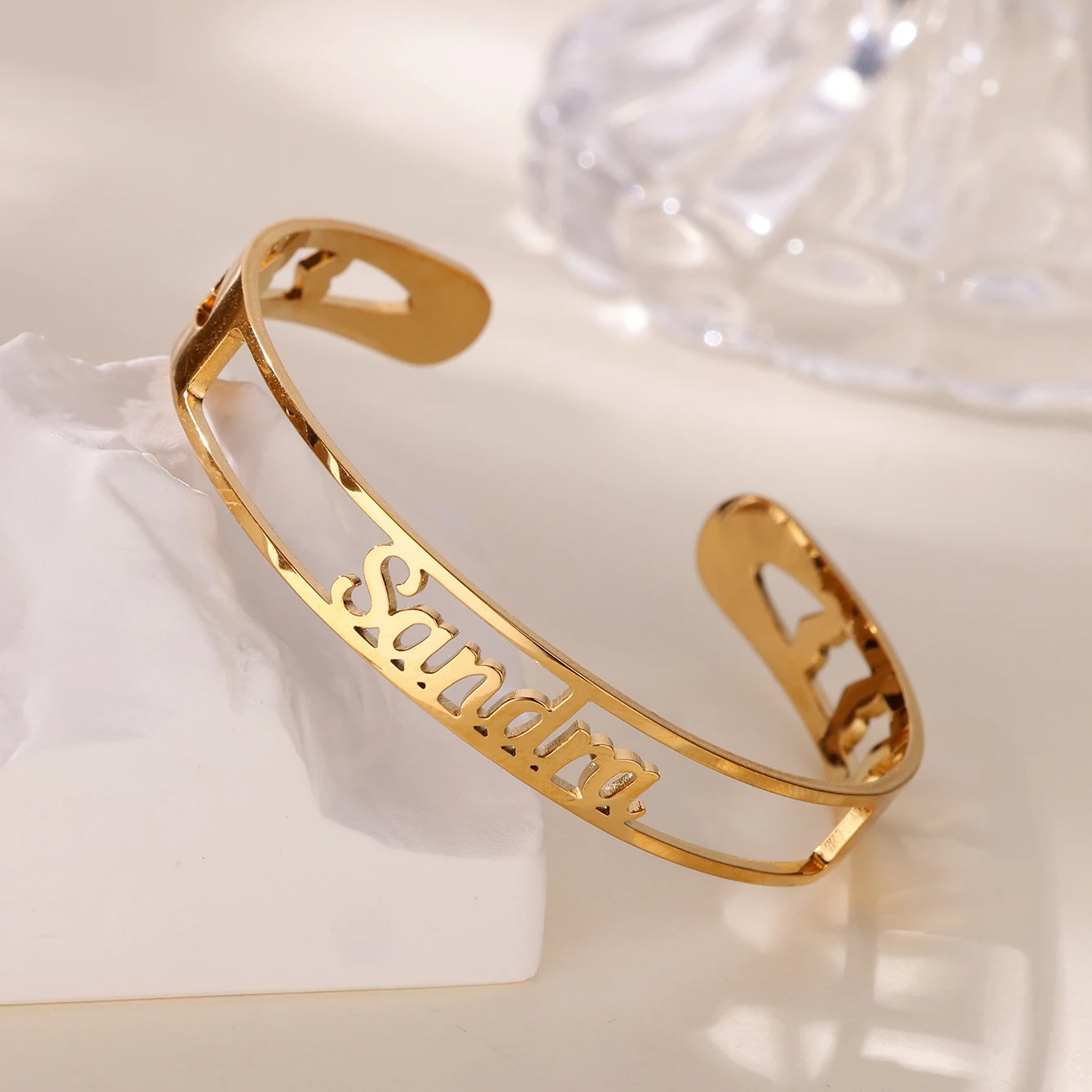 مخصص قلوب اسم أساور أساور للنساء الفولاذ المقاوم للصدأ مخصص الإسورة الكفة سوار أنثى شخصية المعصم مجوهرات #1