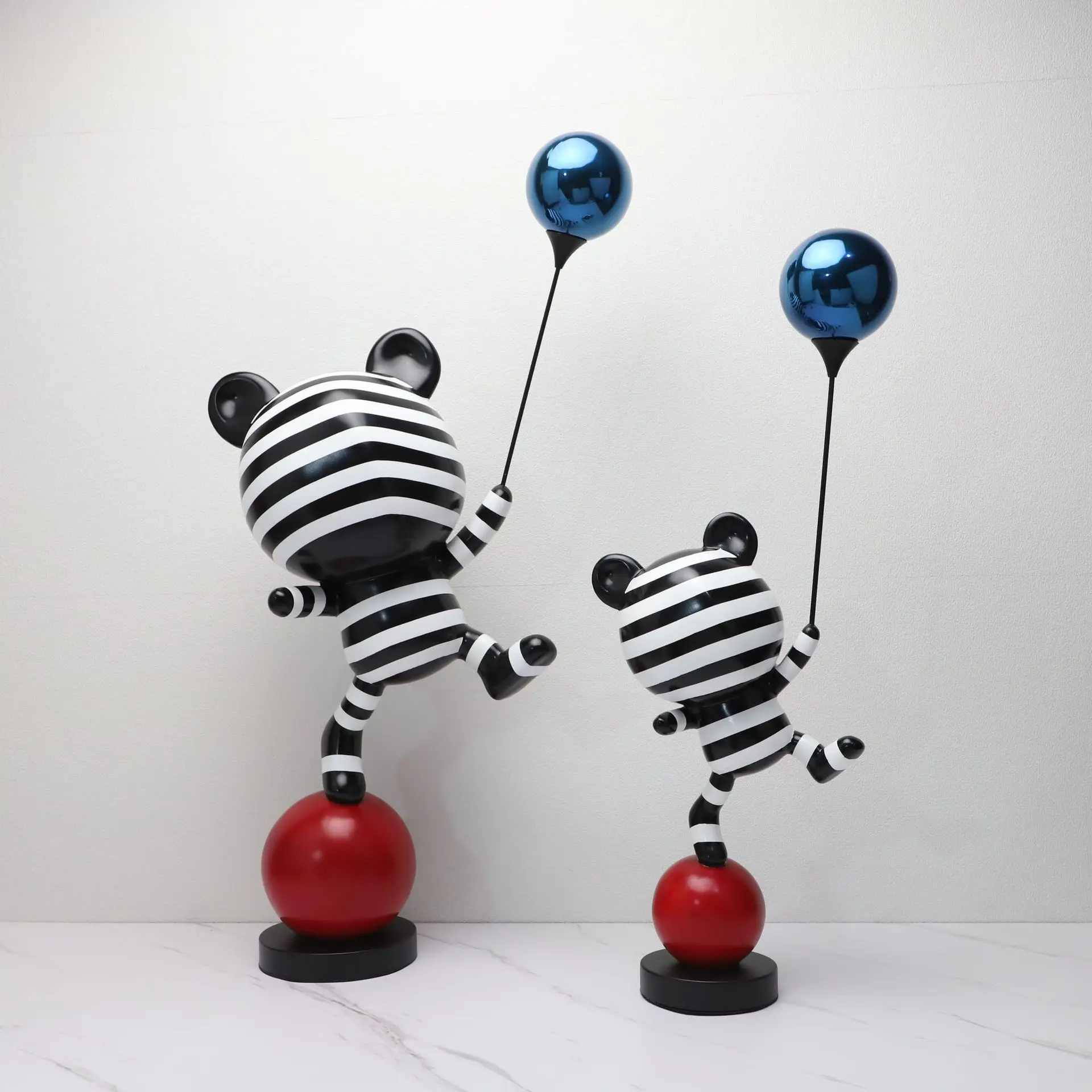 Modern simple striped balloon bear decoration cartoon sculpture model room living room floor lobby light luxury resin jewelry