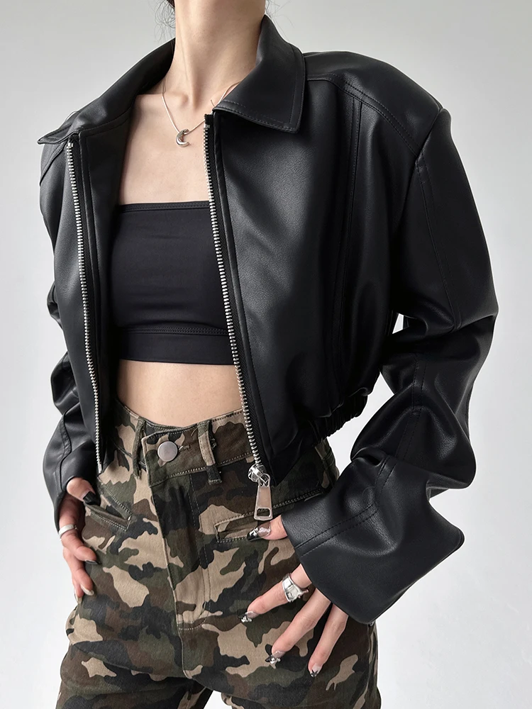 Giacca da motociclista in pelle da donna, design alla moda per primavera autunno, capo esterno corto e di tendenza, vestibilità ampia per il commuting