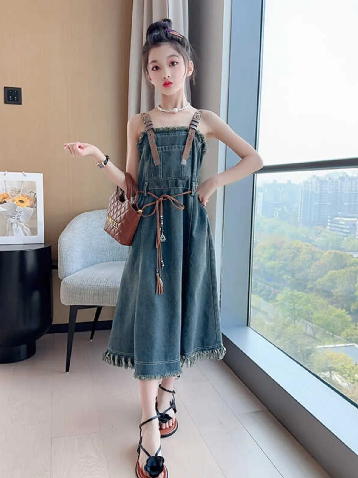 Girls denim dress summer 2024 new medium and older children's vest skirt little girl suspender skirt strap skirt