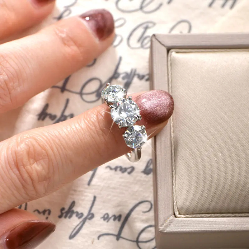 Rrjzz-zertifizierter Rundschliff 4CT 3-Stein-Moissanit-Verlobungsring D Farbe VVS1 im Labor hergestellter Jubiläumsring mit Imitationsdiamant – Detail 11